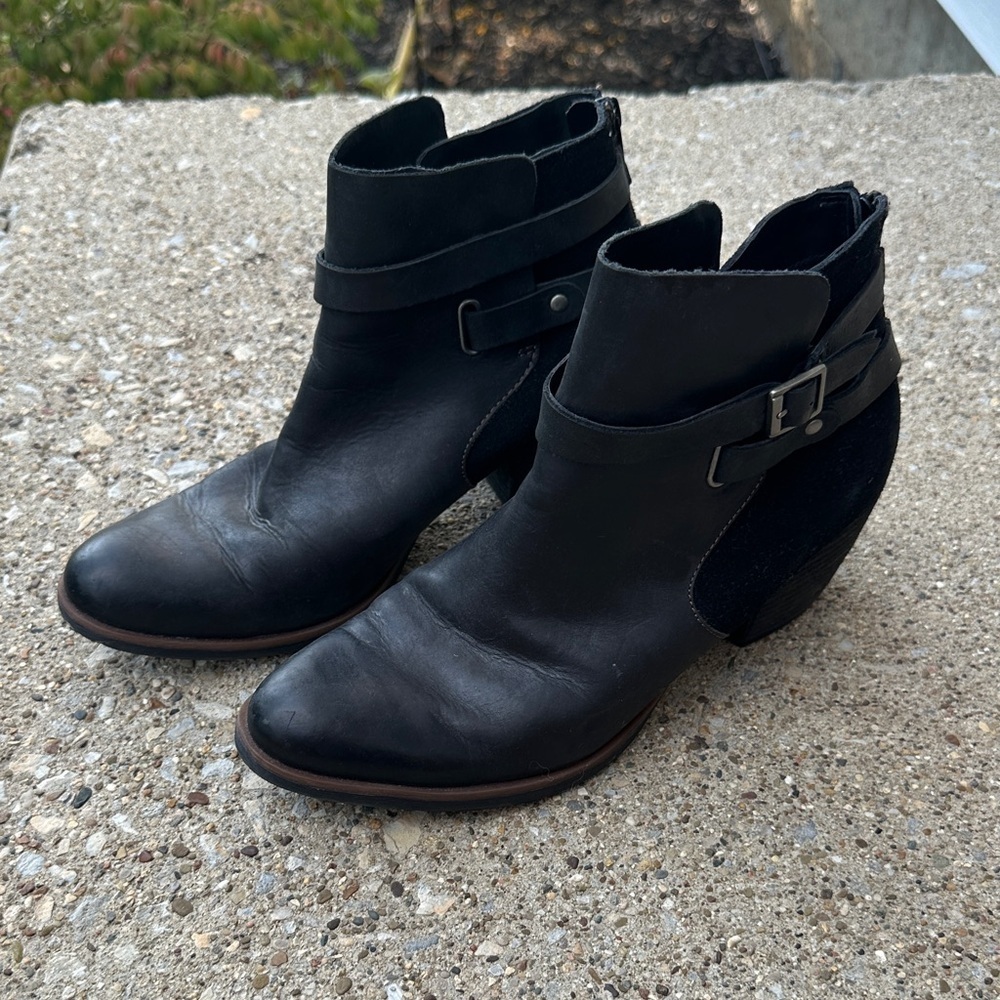 Korks size 9.5 women’s black booties